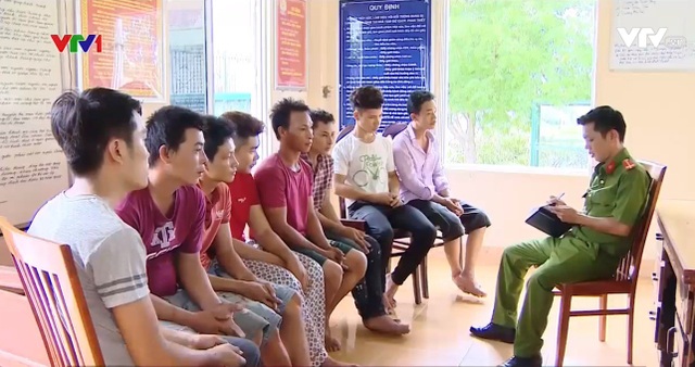 Nhiều đối tượng quá khích, gây rối ở Bình Thuận thừa nhận bị dụ dỗ, lôi kéo - 3 Các đối tượng tại trụ sở Công an.