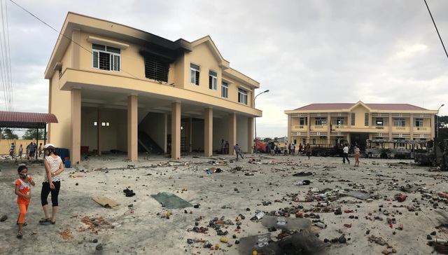 Vụ gây rối ở Bình Thuận: Truy tìm đối tượng chủ mưu - 3
Hiện trường vụ các đối tượng quá khích đập phá tại trụ sở của Cảnh sát PCCC Bình Thuận (Ảnh: Phạm Nguyễn)