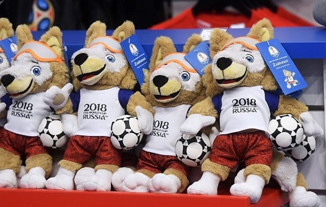 Thú bông linh vật World Cup 2018 giá rẻ bằng 1/3 tại Nga, thường xuyên “cháy hàng” - 3 Những chú sói bông được bán tại Nga có giá khoảng 435.000 - 510.000 đồng, gấp 3 lần so với giá tại Việt Nam.