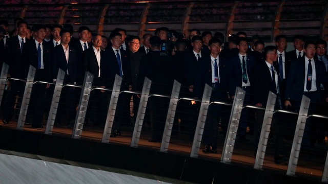 Hàng rào vệ sĩ vây quanh ông Kim Jong-un khi dạo phố Singapore - 1
Hàng chục vệ sĩ vây quanh nhà lãnh đạo Kim Jong-un khi ông dạo phố, tham quan Singapore. (Ảnh: Reuters)
