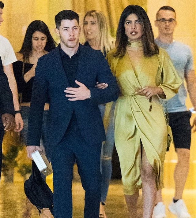 Hoa hậu thế giới hạnh phúc bên bạn trai kém 10 tuổi - 4
Hoa hậu thế giới năm 2000 Priyanka Chopra hạnh phúc khoác tay bạn trai kém 10 tuổi