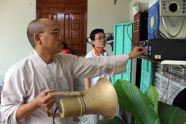 Phú Yên: Một người dân tự bỏ tiền túi "bảo vệ" an toàn cho người tham gia giao thông - 3 Ông Lễ kiểm tra hệ thống máy chủ của mình