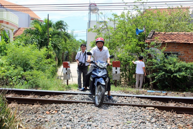 Phú Yên: Một người dân tự bỏ tiền túi "bảo vệ" an toàn cho người tham gia giao thông - 1 4km nhưng có đến 15 đường ngang dân sinh tự phát