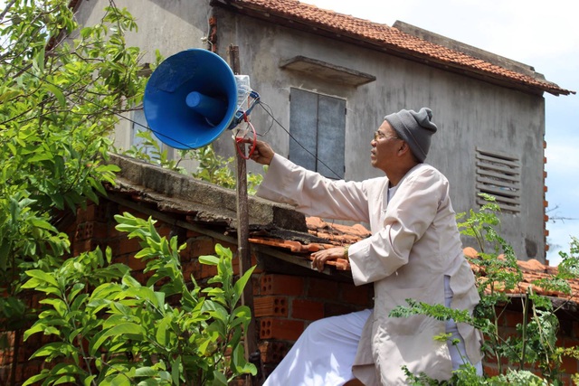 Phú Yên: Một người dân tự bỏ tiền túi "bảo vệ" an toàn cho người tham gia giao thông - 5 Hệ thống loa được bắt tại các vị trí đường ngang dân sinh tự phát không rào chắn