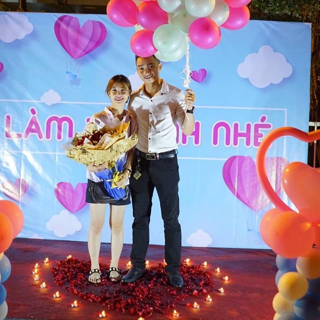Màn cầu hôn "như phim ngôn tình" ở TP.HCM: 5 năm tình đẹp như mơ - 1 Màn cầu hôn hoành tráng của Nghị dành cho Hiền khiến dân mạng xôn xao