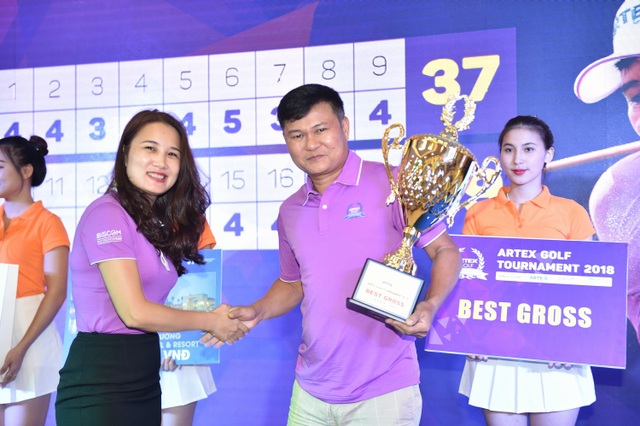 Bế mạc giải Artex Golf Tournament 2018: Golfer Đường Ngọc Dương vô địch với 76 gậy - 1
Golfer Đường Ngọc Dương vô địch với 76 gậy