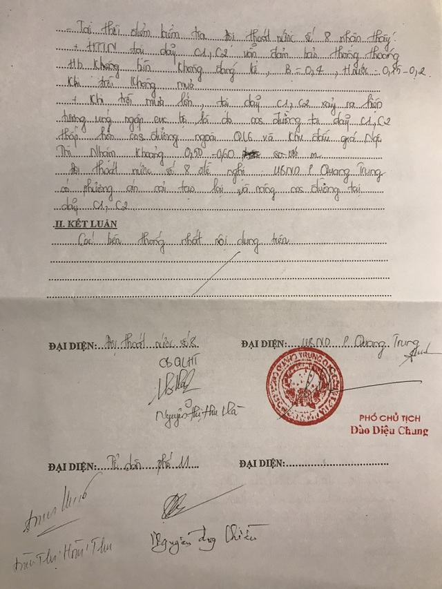 Giữa thủ đô, khu dân cư ngập trong nước thải sau mỗi trận mưa: "Điệp khúc" chờ và đợi! - 2
Sau khi kiểm tra hiện trường, Đội thoát nước số 8 đã đề xuất phương án cải tạo lại và nâng cốt đường tại dãy C1, C2 để bà con thoát khỏi cảnh ngập úng mỗi khi trời mưa.