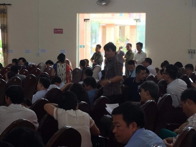 Vụ nhà báo bị dọa giết: Bí thư Đảng ủy xã được "mời" đến công an làm việc - 1 Quang cảnh buổi đấu giá đất tại xã Quảng Tân, huyện Quảng Xương - sự việc nhà báo Trần Đại đang tìm hiểu theo phản ánh của người dân