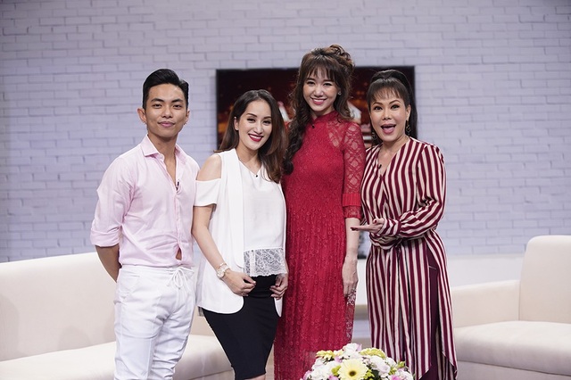Khánh Thi khóc nức nở khi nhắc lại thời điểm "kinh khủng nhất trong cuộc đời" - 2 MC Hari Won - Việt Hương bên khách mời Khánh Thi - Phan Hiển