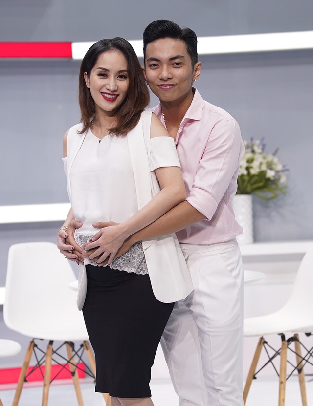 Khánh Thi khóc nức nở khi nhắc lại thời điểm "kinh khủng nhất trong cuộc đời" - 3
Xuất hiện tại chương trình “Là vợ phải thế”, Khánh Thi - Phan chia sẻ lại hành trình đầy chông gai mà cả hai đã vượt qua, Khánh Thi vẫn không khỏi nghẹn ngào khi nhớ lại khoảng thời gian áp lực kinh khủng khi việc cô mang bầu cùng học trò bị nhiều người chỉ trích.