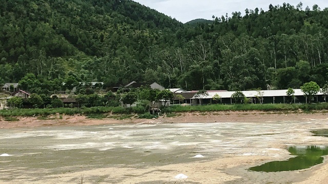 Khu du lịch sinh thái hành hạ người dân vì ô nhiễm môi trường! - 4 Hiện nay, phía khu du lịch mới tháo nước, cho hồ khô để rắc vôi xử lý ô nhiễm...