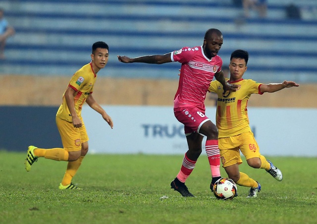 Thắng trận cuối lượt đi V-League, Nam Định vẫn đứng cuối bảng - 1
Nam Định (vàng) đã có được chiến thắng quan trọng - Ảnh: Gia Hưng