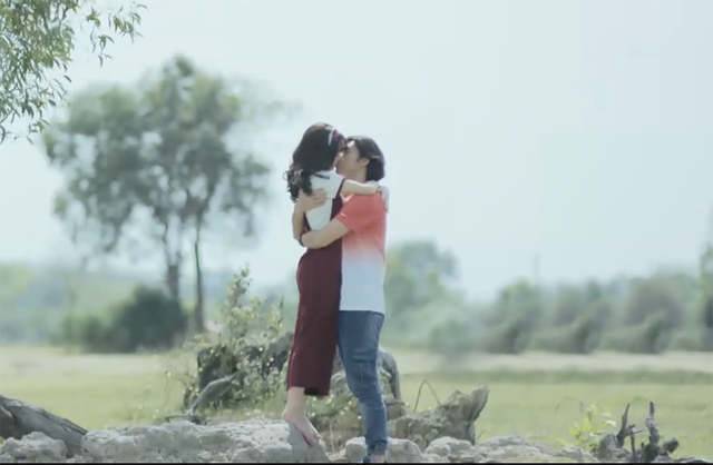 Hé lộ "cảnh giường chiếu" và nụ hôn nồng thắm của Nhã Phương - Nhan Phúc Vinh - 1 Mới đây, bộ phim Ngày ấy mình đã yêu chính thức lên sóng và gây nhiều bất ngờ cho khán giả, bởi ngay tập đầu tiên, đã hé lộ cảnh quay Nhã Phương chủ động rủ rê Nhan Phúc Vinh đi khách sạn và có màn khoá môi nồng nhiệt.