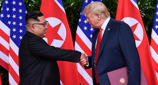 Sự “dũng cảm” của các doanh nghiệp Mỹ khi đầu tư vào Triều Tiên - 1 Tổng thống Donald Trump bắt tay nhà lãnh đạo Kim Jong-un trong cuộc gặp tại Singapore (Ảnh: Reuters)