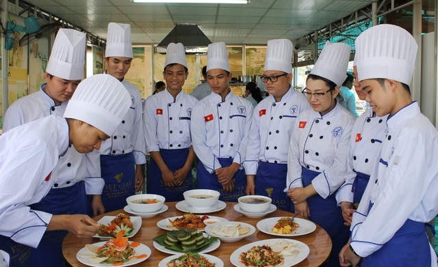 Học sinh tốt nghiệp lớp 9 thành thạo nghề bếp sau 3 năm - 1 Bên cạnh ngành Quản trị Bếp - Ẩm thực, Hướng dẫn Du lịch, Quản trị Khách sạn, Kế toán cũng là những ngành phù hợp cho HS lớp 9 có nghề nghiệp ổn định sau 3 năm học tại Việt Giao.