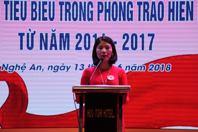 Nhiều địa phương tôn vinh những người hiến máu - 1 Bà Nguyễn Lương Hồng - Chủ tịch Hội Chữ thập đỏ tỉnh Nghệ An - Phó chủ tịch Ban chỉ đạo vận động HMTN - tôn vinh công tác hiến máu tình nguyện từ năm 2014 - 2017.