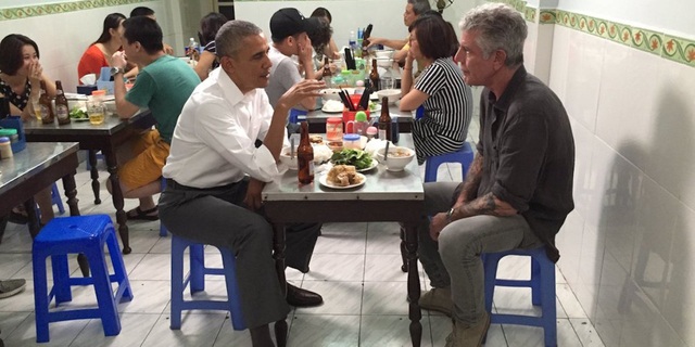 Anthony Bourdain được hỏa táng tại Pháp - 6
Anthony Bourdain là người vinh dự được ăn bún chả cùng tổng thống Mỹ Obama khi ông tới Việt Nam