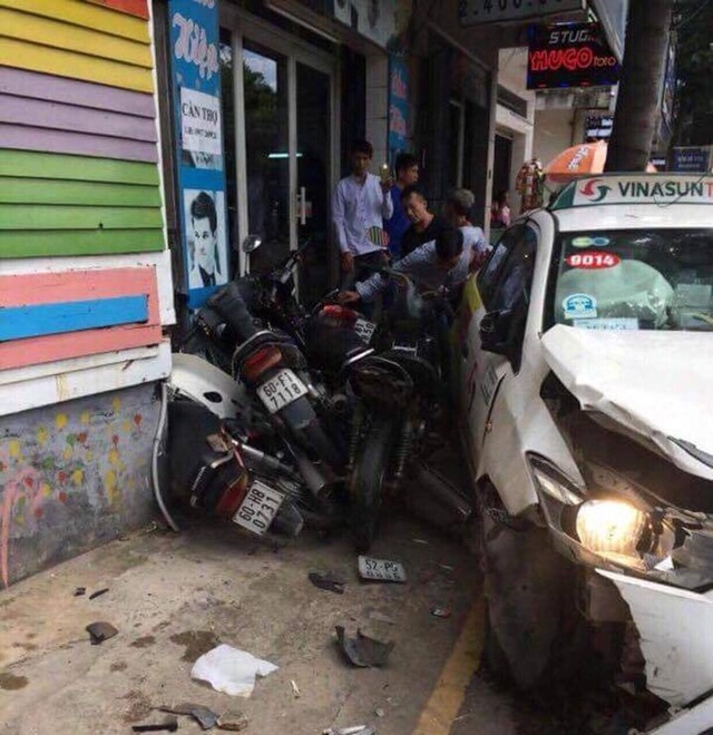 Taxi húc 6 xe máy rồi lao vào trụ điện - 1 Hiện trường vụ tai nạn