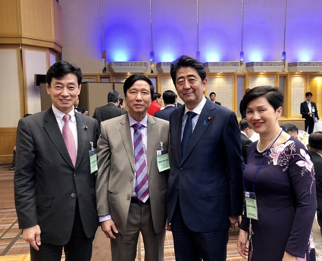 Bác sĩ đầu tiên được giải thưởng Nikkei châu Á trong lĩnh vực khoa học công nghệ - 1
Trước khi diễn ra Lễ trao giải thưởng Nikkei Châu Á 2018, GS Nguyễn Thanh Liêm đã tham dự Hội nghị quốc tế lần thứ 24 về Tương lai của châu Á diễn ra ngày 11/6 theo lời mời từ Ban Tổ chức. Hội nghị này có sự tham dự của Thủ tướng Nhật Bản Shinzo Abe và là một diễn đàn đặc biệt quy tụ các nhà lãnh đạo và giám đốc các doanh nghiệp hàng đầu Châu Á/Thái Bình Dương để cùng trao đổi những ý tưởng mới nhất nhằm tạo ra những thay đổi tích cực và lâu dài trong khu vực.