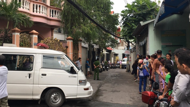 Hai cha con tử vong bất thường trong căn nhà khóa trái - 2 Người dân bàn hoàng trước sự việc