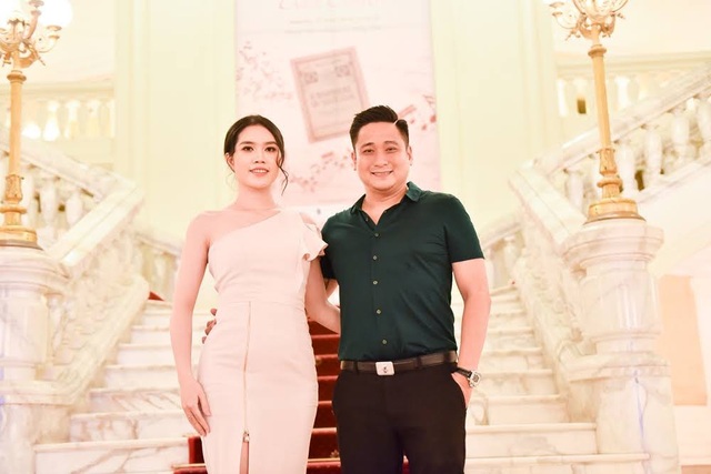 Thực hư chuyện Minh Tiệp “chơi hoang”, bán xế sang tặng vợ mua đồng hồ hiệu - 1 Minh Tiệp kết hôn cùng bà xã Thuỳ Dương - cô gái xinh đẹp từng lọt top 10 thí sinh đẹp nhất cuộc thi Hoa hậu Việt Nam 2010.
