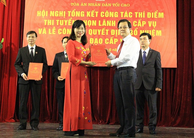 Toà án nhân dân tối cao bổ nhiệm 1 Vụ trưởng và 3 Phó Vụ trưởng sau thi tuyển - 2
Phó Chánh án TANDTC Lê Hồng Quang trao quyết định bổ nhiệm lãnh đạo Vụ cho những người trúng tuyển (Ảnh: Trần Thanh)