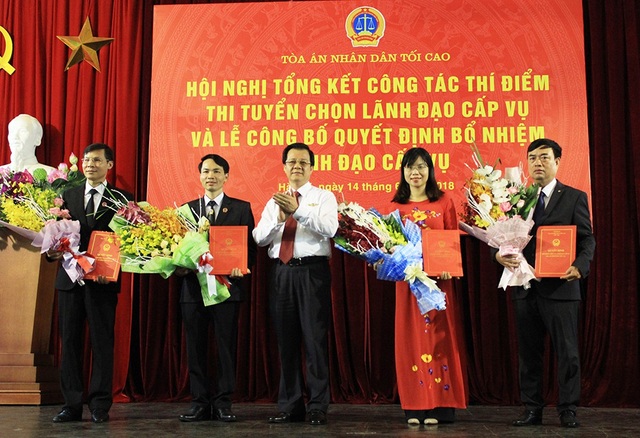 Toà án nhân dân tối cao bổ nhiệm 1 Vụ trưởng và 3 Phó Vụ trưởng sau thi tuyển - 1
Bốn người trúng tuyển được bổ nhiệm làm lãnh đạo cấp Vụ ở TANDTC (Ảnh: Trần Thanh)