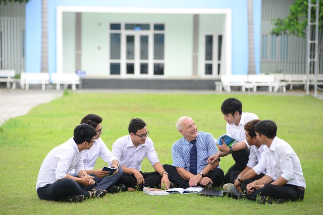 Giảng viên “Tây” dạy ở ta: Cơ hội cho sinh viên tiếp cận văn hóa và phương pháp giáo dục mới - 1
Thầy và trò cùng trao đổi thảo luận sau giờ lên lớp - Ảnh: Đại học Văn Hiến.