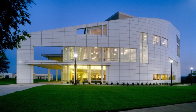 Du học Mỹ với chi phí hợp lí - 2
Thư viện trường Đại Học James Madison