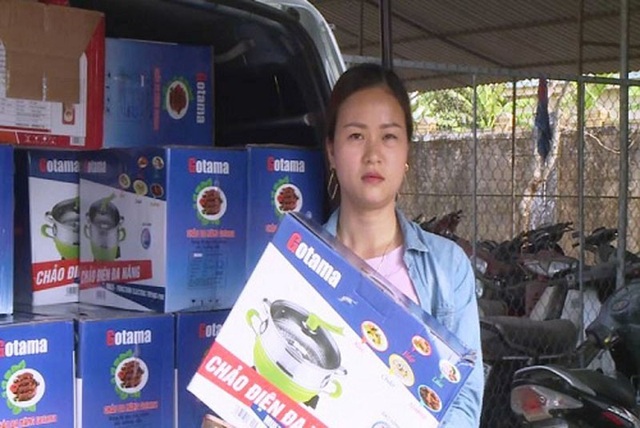 Tạm giữ nhóm đối tượng mang hàng gia dụng không rõ xuất xứ lừa bán cho dân - 1 Quách Thị Dịu- một trong những đối tượng mang hàng rởm tới các hội quán để bán cho dân.