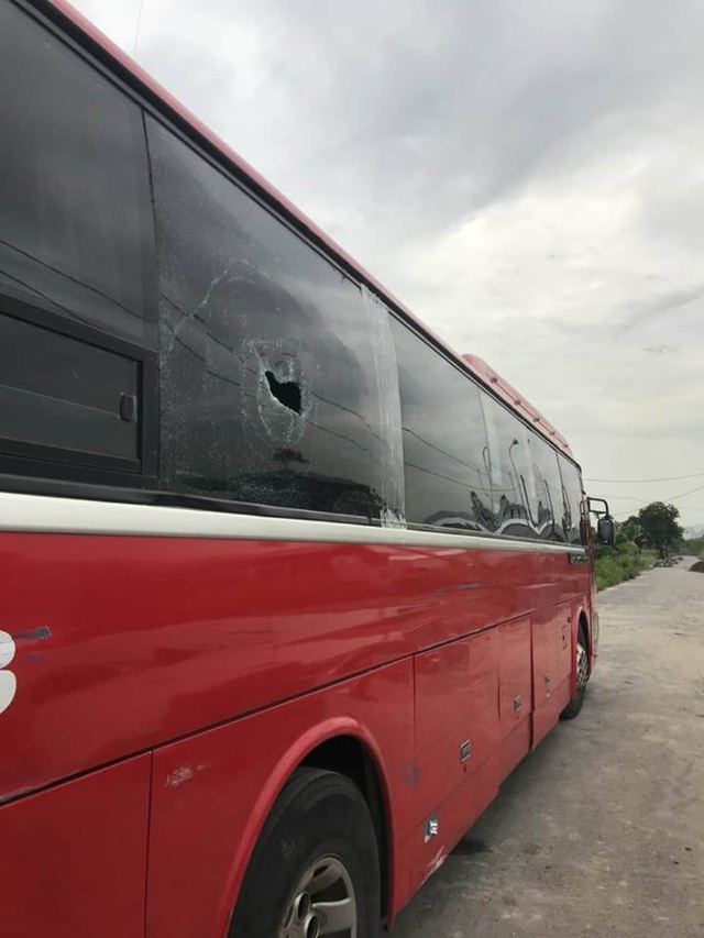 Công an điều tra vụ xe khách liên tục bị côn đồ đập phá, hủy hoại - 1
Chiếc xe bị ném vỡ kính vào ngày 13/6