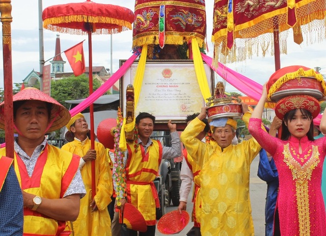 Đón bằng Di sản văn hóa phi vật thể Quốc gia Lễ hội Đền Chiêu Trưng - 2 Ngay sau lễ đón nhận bằng, lễ rước bằng đã được cử hành với sự tham gia của đông đảo người dân