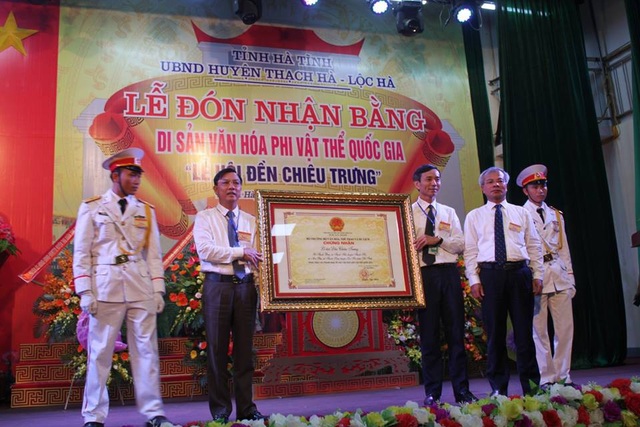 Đón bằng Di sản văn hóa phi vật thể Quốc gia Lễ hội Đền Chiêu Trưng - 1 Lãnh đạo tỉnh Hà Tĩnh trao Bằng chứng nhận di sản văn hóa phi vật thể quốc gia Lễ hội đền Chiêu Trưng cho lãnh đạo huyện Thạch Hà, Lộc Hà