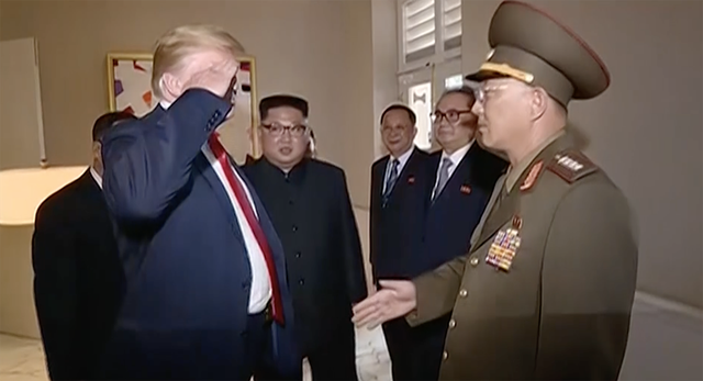 Tranh cãi khoảnh khắc Tổng thống Trump chào tướng Triều Tiên theo kiểu nhà binh - 1
Tổng thống Trump giơ tay chào một tướng quân đội Triều Tiên theo kiểu nhà binh. (Ảnh: Politico)