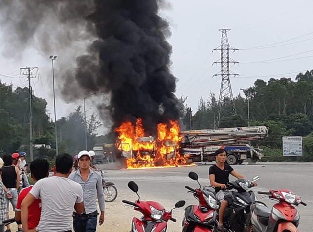 Xe tải bốc cháy dữ dội sau va chạm - 1 Hai xe bốc cháy dữ dội sau cú va chạm mạnh