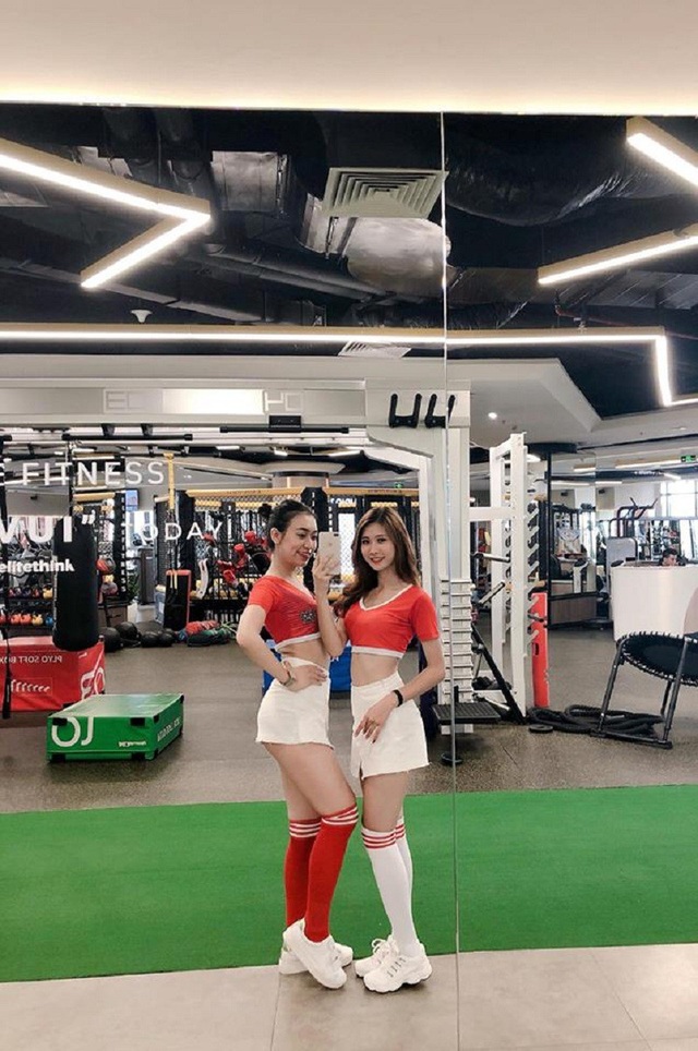 Nữ cổ động đội Nga tại “Nóng cùng World Cup” giàu thành tích thi hoa khôi - 2 Nhật Linh cùng với các bạn cổ vũ Worrld Cup