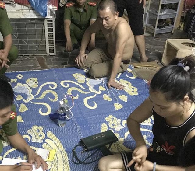Đột kích ngôi nhà “bất khả xâm phạm” bắt cặp vợ chồng buôn ma túy - 1 Cặp vợ chồng bị lực lượng chức năng đột kích bắt giữ tại nhà riêng.