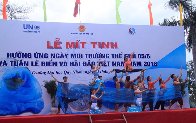 1.800 học sinh, sinh viên hưởng ứng Ngày Môi trường Thế giới - 4
Tiết mục văn nghệ về bảo vệ môi trường biển do các sinh viên Trường ĐH Quy Nhơn biểu diễn.