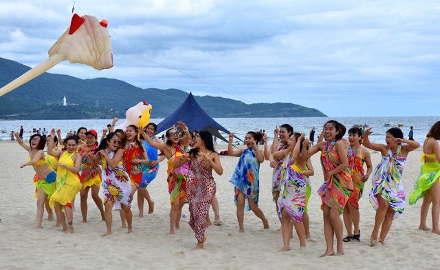 Flashmob bikini sôi động trên bãi biển Đà Nẵng - 3 Flashmob bikini sôi động trên bãi biển Đà Nẵng - 3