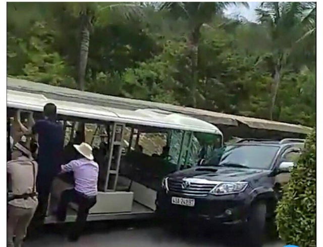 Lãnh đạo Khu du lịch Bà Nà Hills: “Chúng tôi thành thật xin lỗi du khách” - 1
Các nhân viên và bảo vệ, lái xe khu du lịch Bà Nà đang giúp đỡ du khách sau sự cố.