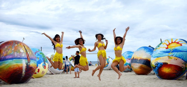 Flashmob bikini sôi động trên bãi biển Đà Nẵng - 1 Các bạn trẻ tham gia màn trình diễn flashmob bikini trên bãi biển Đà Nẵng chiều 16/6