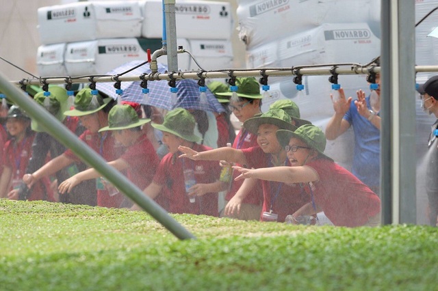 Các em học sinh hào hứng với hệ thống tưới tự động tại nông trường VinEco