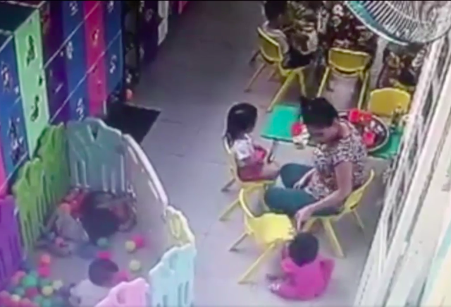 TPHCM: Đình chỉ nhóm lớp mầm non có giáo viên tát túi bụi vào mặt trẻ - 2 Hình ảnh cô giáo tát trẻ ngã cắt từ clip tại nhóm trẻ Ánh Sao, Hóc Môn, TPHCM