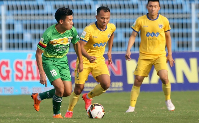 Thủ môn Bùi Tiến Dũng thi đấu, FLC Thanh Hoá thắng may mắn - 2 Đội bóng xứ Thanh có bàn thắng dẫn trước khá may mắn