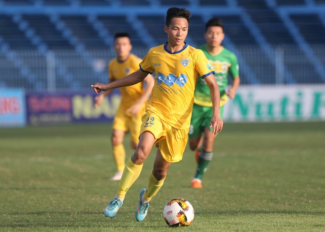 Thủ môn Bùi Tiến Dũng thi đấu, FLC Thanh Hoá thắng may mắn - 5 Đội bóng xứ Thanh có chiến thắng quan trọng ở đất Tây Đô