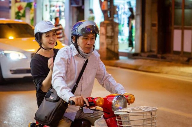 Hoa hậu Thu Ngân khoe con trai; Quốc Cơ hạnh phúc bên vợ con - 7
Vợ chồng nghệ sĩ Lan Hương - Đỗ Kỷ chở nhau trên con xe Cub dạo phố Hà Nội được chia sẻ nhiều trên mạng xã hội tuần qua. Nhiều khán giả bày tỏ sự ngưỡng mộ vì hạnh phúc giản dị của hai người sau nhiều thập kỷ.