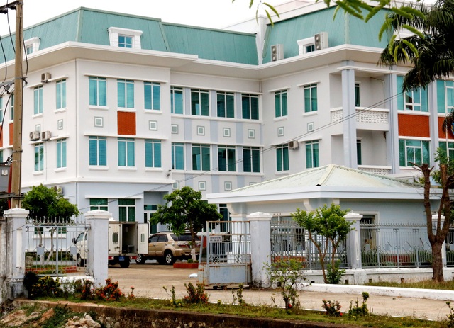 Một cán bộ hải quan bị bắt giam vì liên quan đến buôn lậu - 1 Xe của Công an TP Đà Nẵng dẫn bị can Dũng từ nhà riêng đến trụ sở Cục Hải quan Quảng Nam để khám xét nơi Dũng làm việc