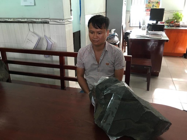 Nam thanh niên vác tảng đá nặng 33kg ném vào CSCĐ chống biểu tình - 2 Võ Văn Trụ tại cơ quan công an