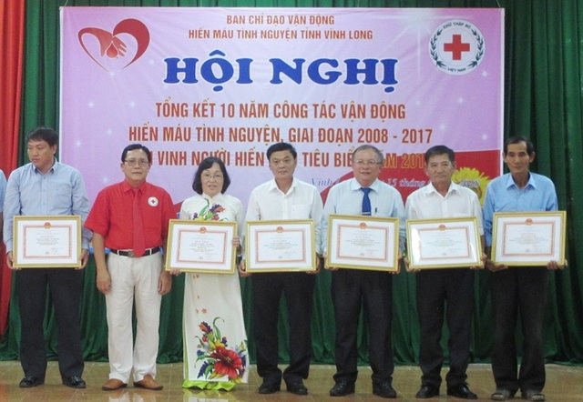 Nhiều địa phương tôn vinh những người hiến máu - 3 Các cá nhân có thành tích trong công tác vận động hiến máu tình nguyện được tặng bằng khen
