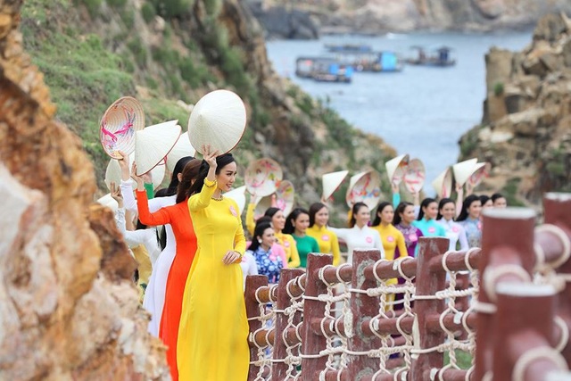 30 thí sinh hoa hậu phía Nam làm sáng bừng Eo Gió với áo dài rực rỡ Hoa Hậu - 3 30 thí sinh hoa hậu phía Nam làm sáng bừng Eo Gió với áo dài rực rỡ Hoa Hậu - 3